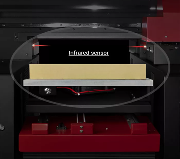 This image demonstrates the smart capabilities of a UV machine for printing, equipped with an infrared sensor for automatic media height detection. The system ensures fast job setup and incorporates anti-collision technology to safeguard the printheads. These intelligent production features provide safe, reliable, and efficient operation, even when handling diverse and irregular materials, making the UV printer highly adaptable for complex printing requirements